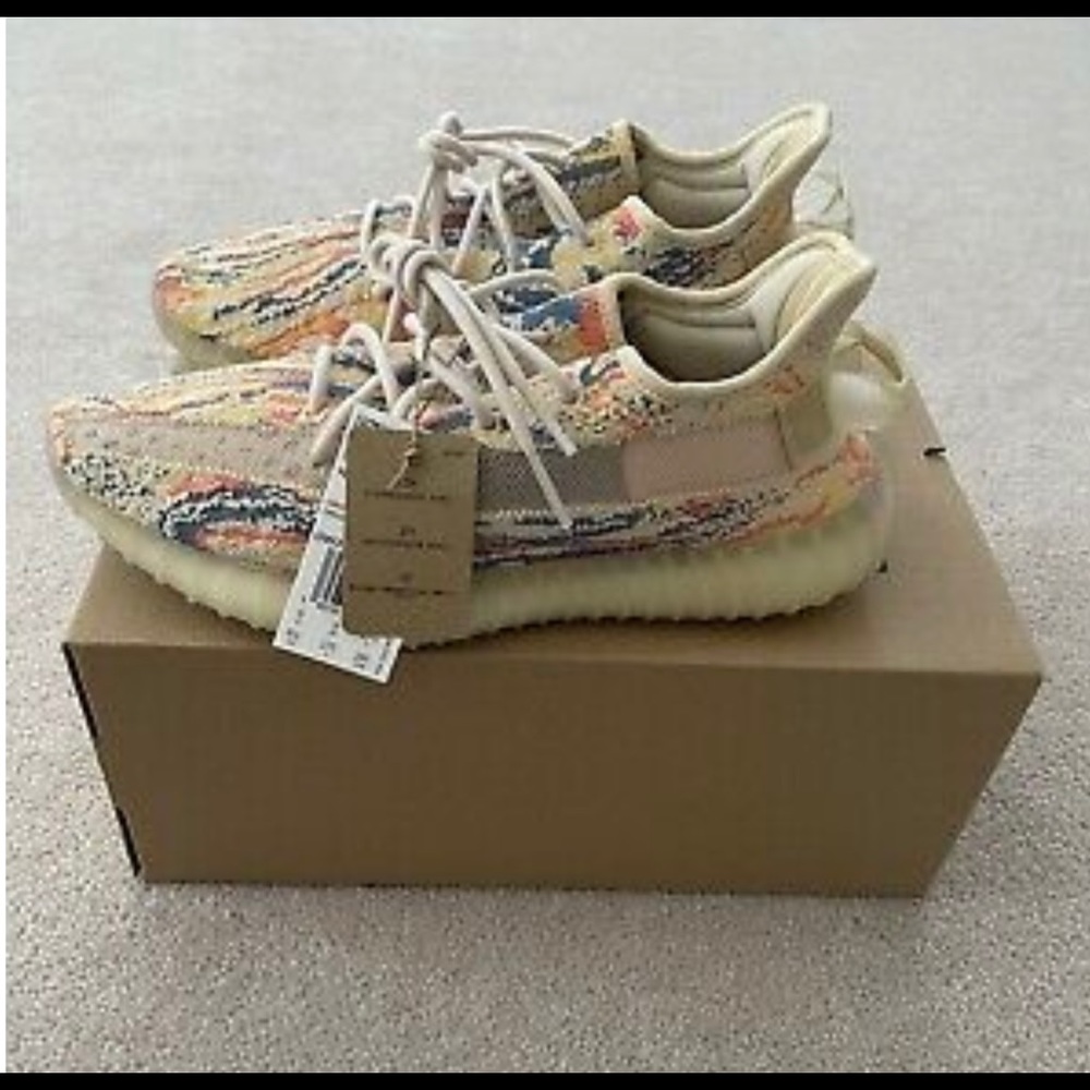 Yeezy 350 v2  (BRAND NEW/ NEVER WORN)